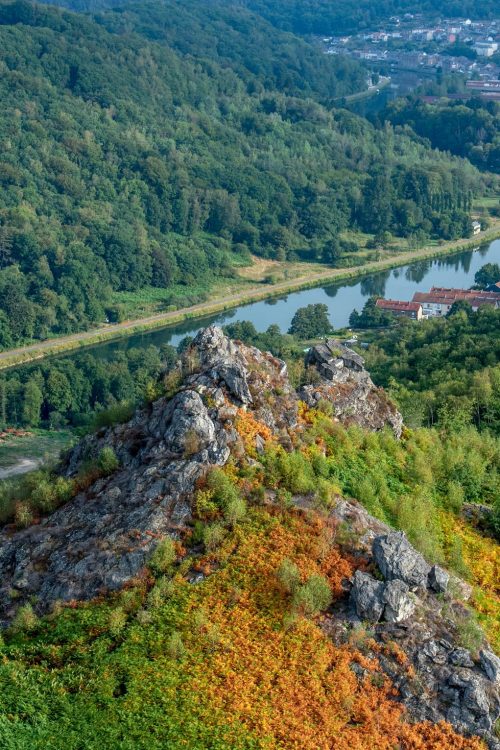Vue aérienne des rochers des 4 Fils Aymon en automne avec formations calcaires, forêts colorées et vallée de la Meuse, site légendaire du patrimoine naturel du Parc naturel régional des Ardennes
