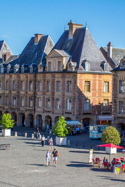 Place Ducale de Charleville-Mézières, architecture classique en brique et pierre, Office de tourisme Charleville/Sedan en Ardenne, Parc naturel régional des Ardennes