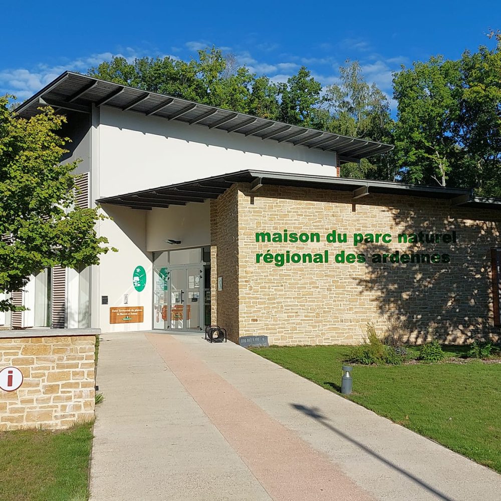 Maison du Parc à Renwez - Parc naturel régional des Ardennes - bâtiment moderne avec exposition boutique, façade en pierre