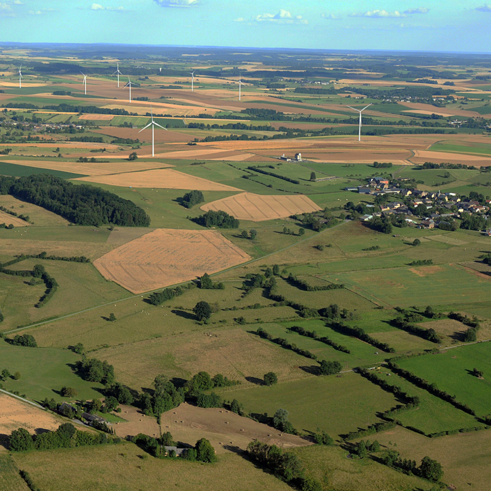 Vue aérienne du Parc naturel régional des Ardennes avec éoliennes et paysage agricole