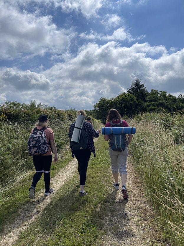 Trois randonneurs en pleine nature pour le défi alimentation "Fées maison" sous ciel bleu