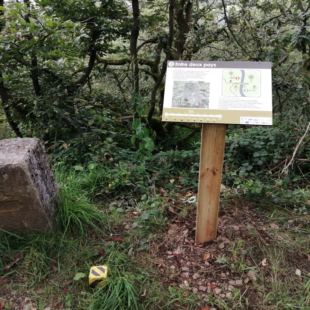 photo d'un panneau didactique du sentier de la frontière